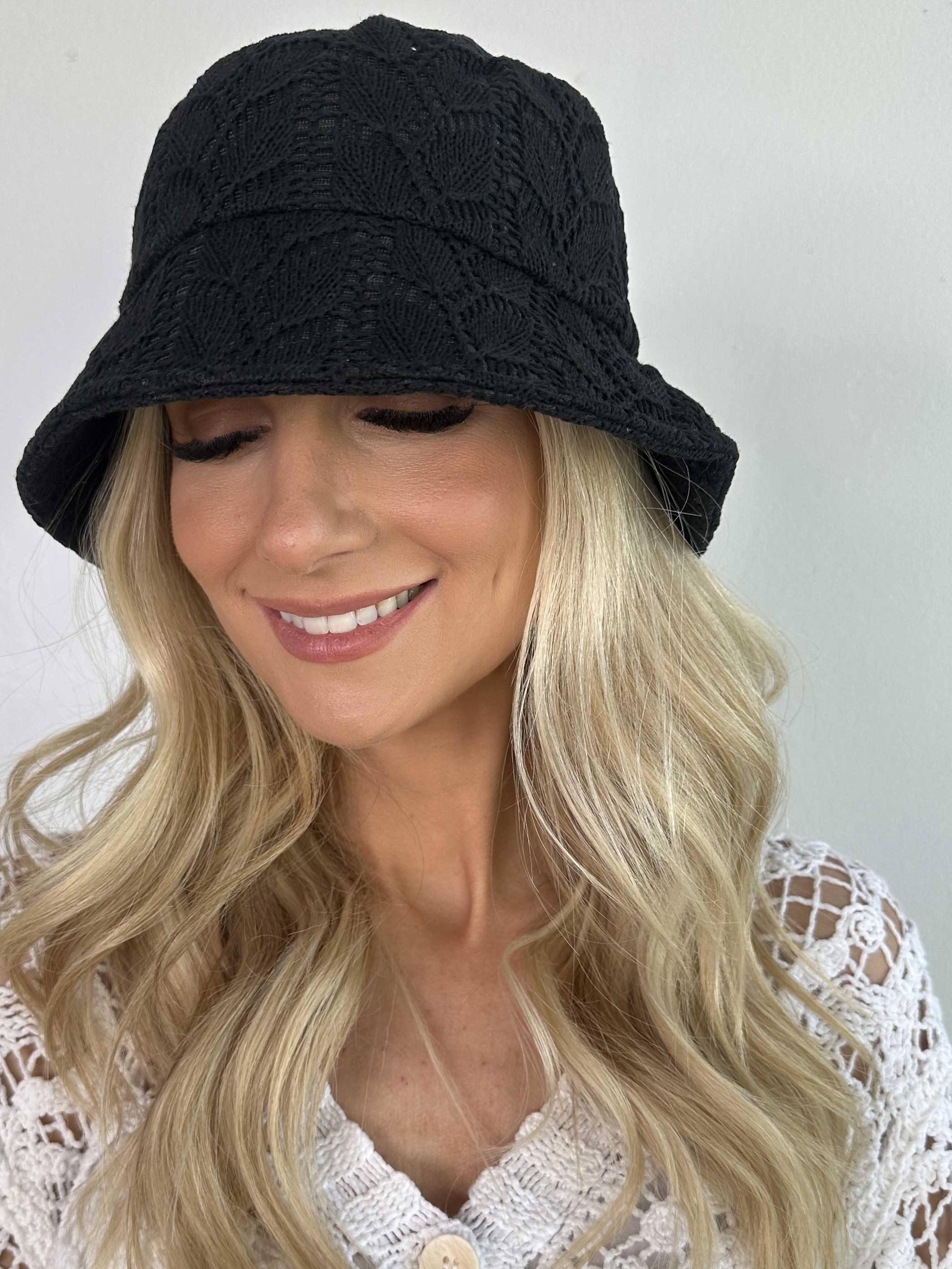 Ulrikke - Söt bullyhatt i broderad look